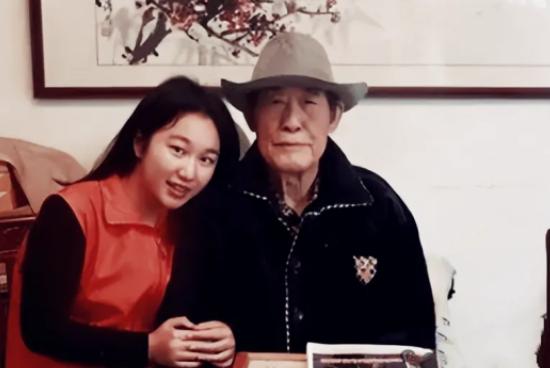 2002年，72岁的台湾老兵，带着女儿回故乡探亲，乡亲们好酒好菜招待他，不料，老