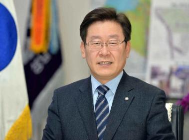 李在明这次赢麻了，民调显示李在明的支持率一路上升，现在已经到了百分之六十了。
 