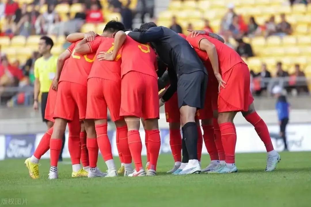 国足0-3完败韩国队，国足清醒了，不出意外世界杯失利这3人退出国家队：
1.张琳