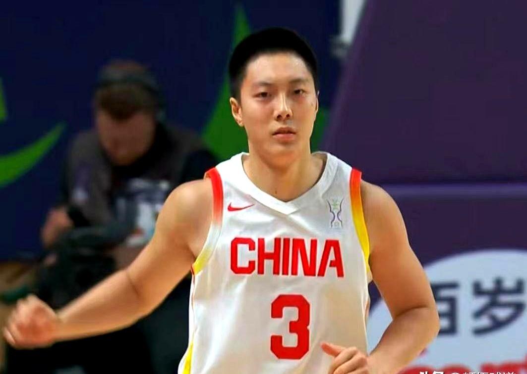 老叔终于还是放弃了高诗岩，重新征招胡明轩，
胡明轩带着没好透的旧伤直接奔赴集训队