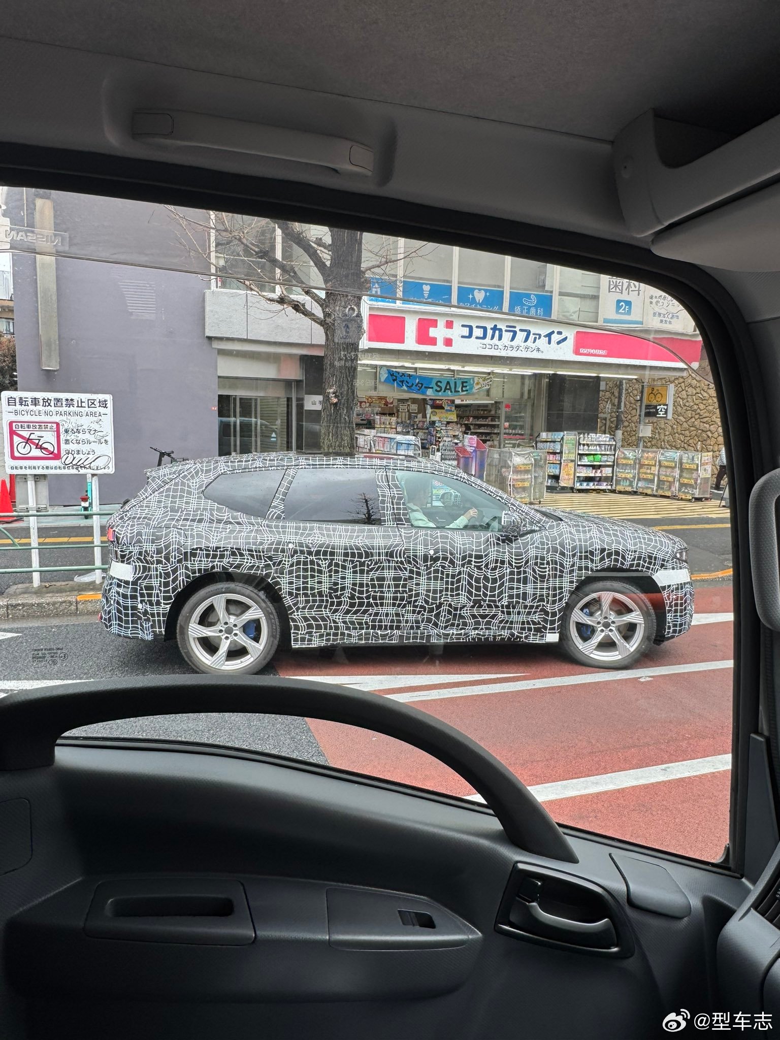 型车街拍 右舵版新世代宝马iX3在日本路试中，从侧面看是标准轴距无疑，估计很快就
