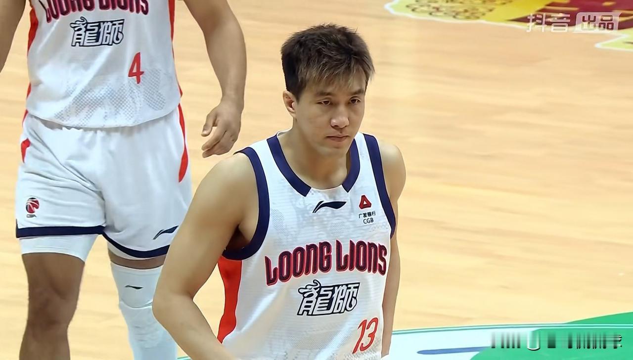 我忍不住要怒赞广州男篮巨星郭艾伦！在今天广州朗肽海本客场挑战青岛崂山啤酒的比赛中