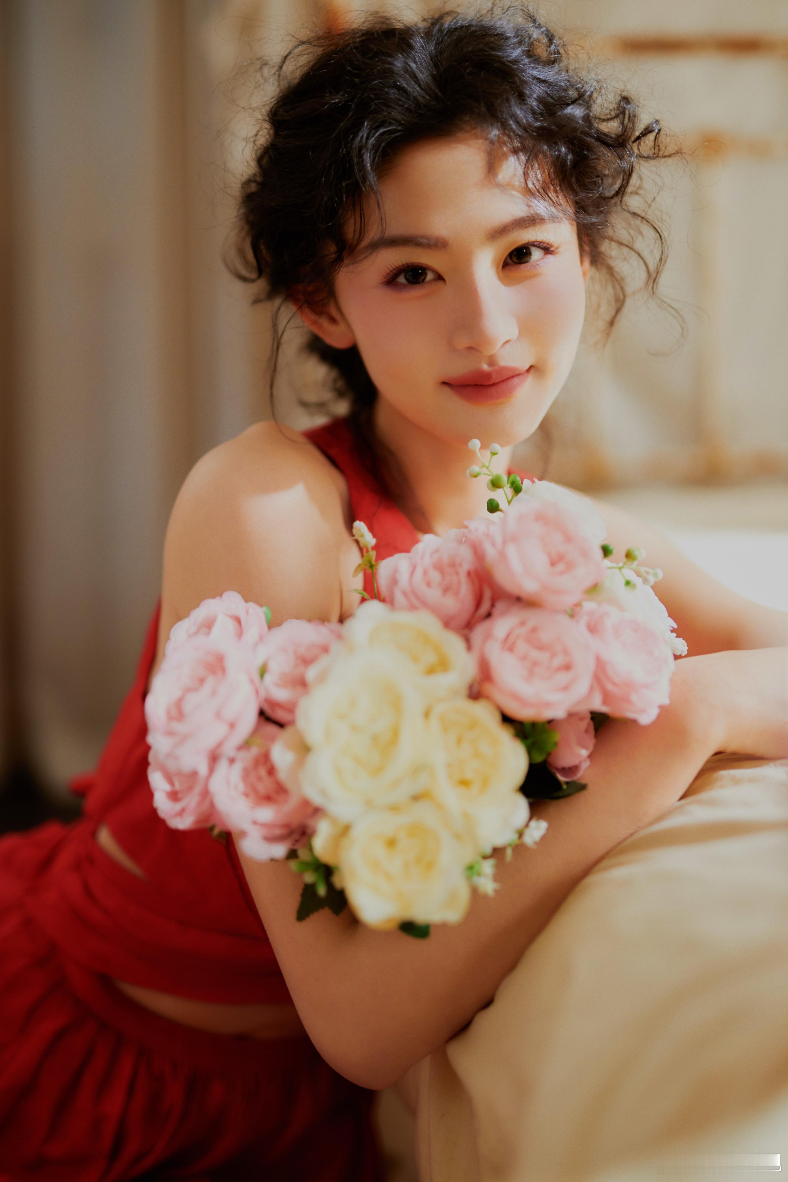 「晴」日送旧年，马跃奔新程。欢娱影视演员新春写真今日释出。 