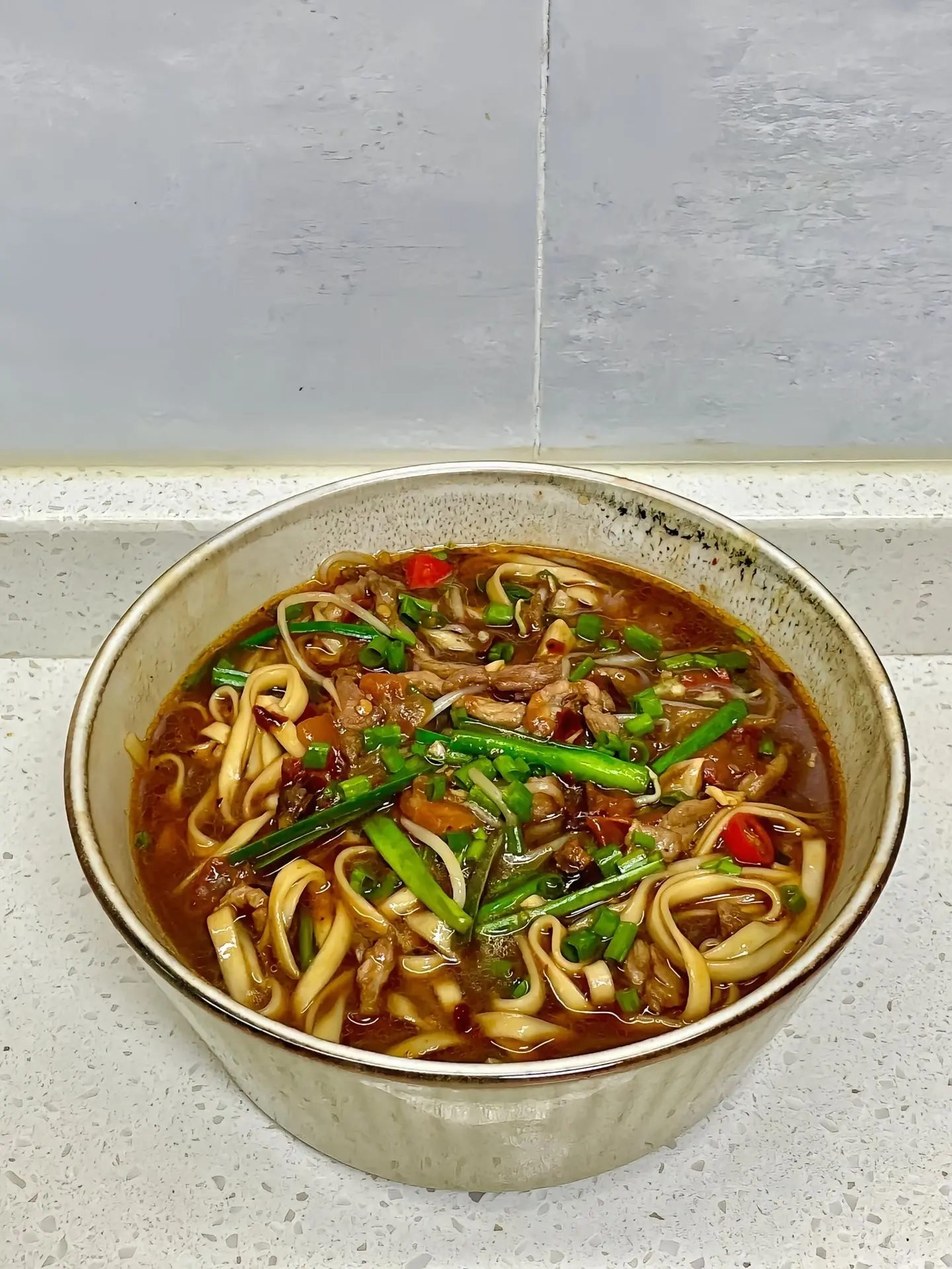快去试试这个肉丝炝锅面，真的香。可以连吃三碗的炮锅面，口感浓郁，香香辣...
