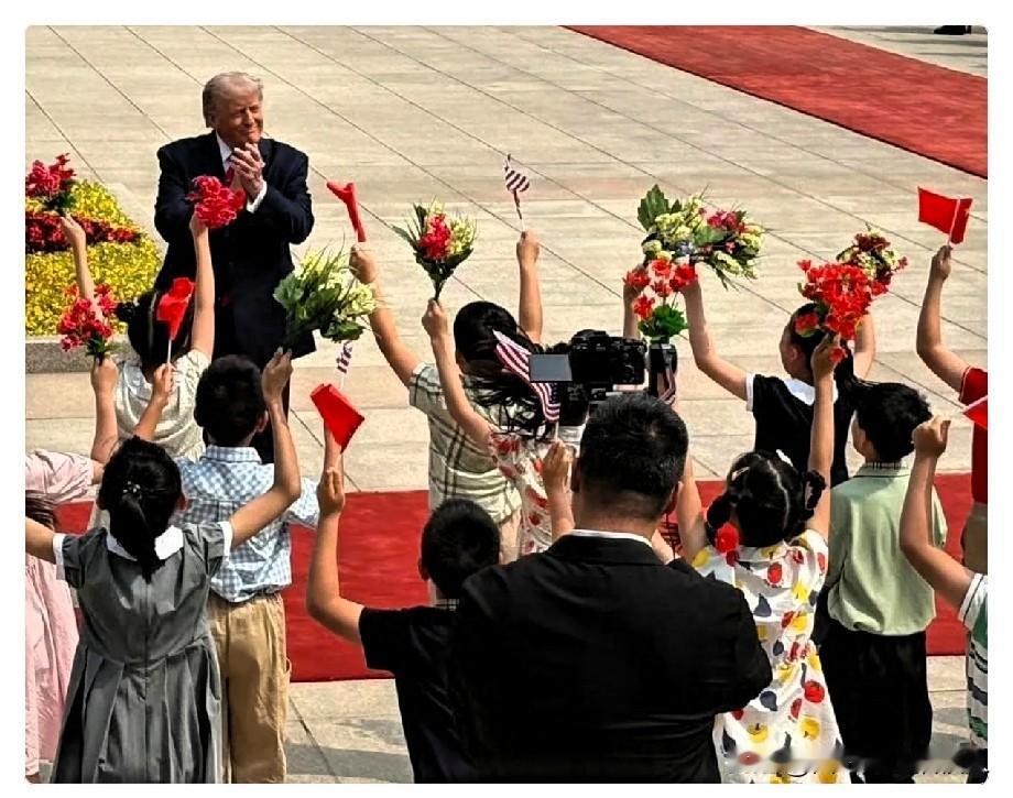 这下日本慌了，终于反思了吧？
日媒报道：美国总统访问中国，受到隆重盛大的迎宾礼遇