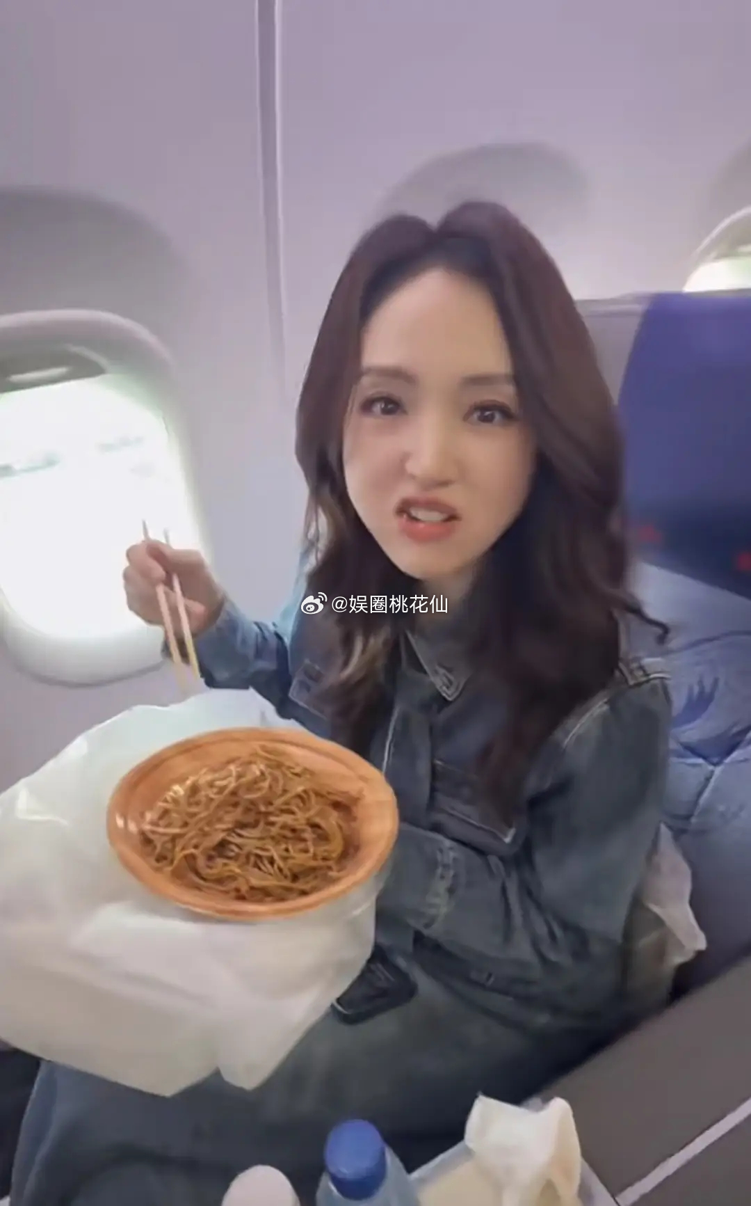 董璇在飞机上吃武汉热干面，被香味深深吸引，忍不住直呼“这热干面绝了”，模样超满足