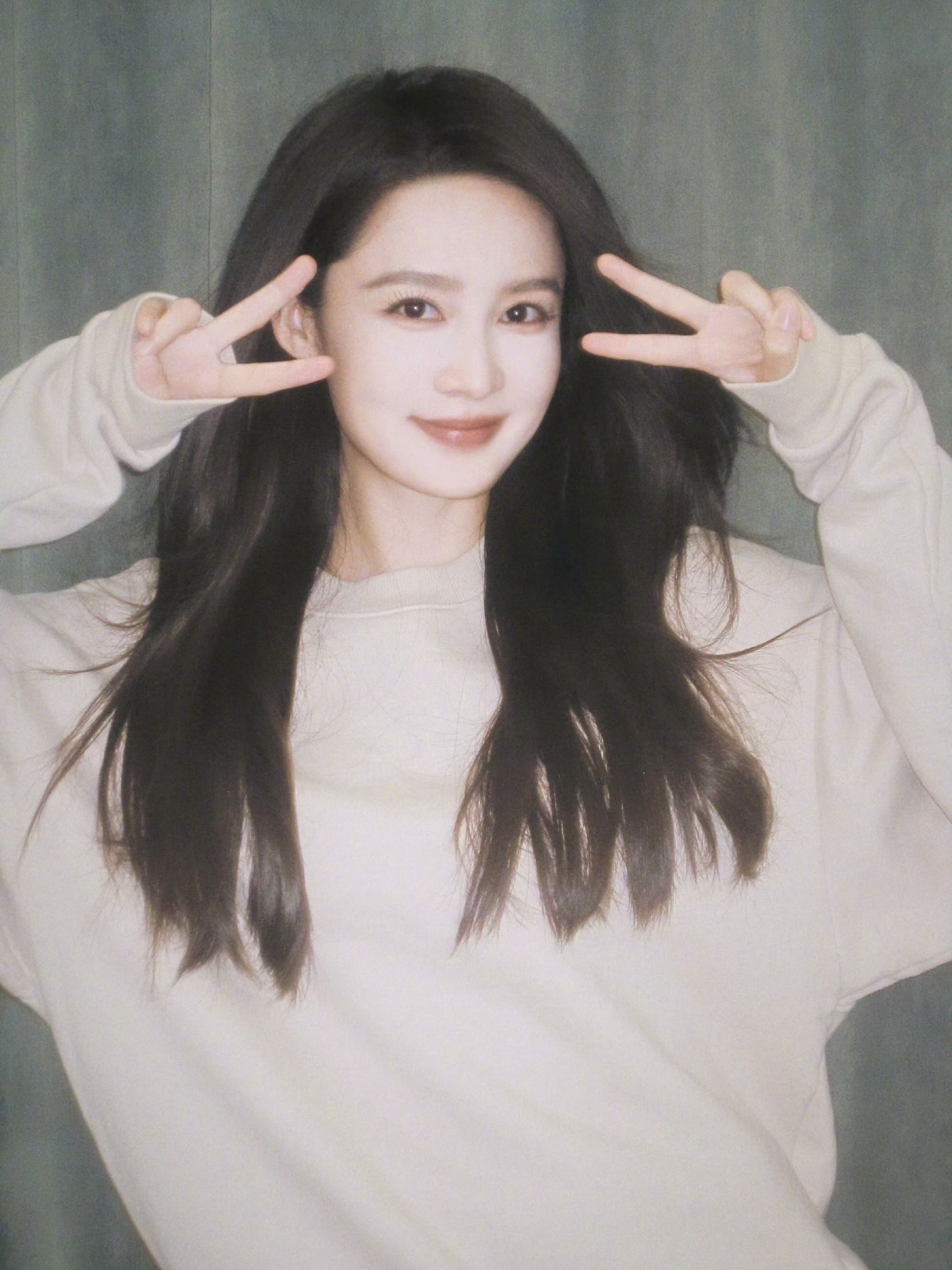 李沁每个平淡忙碌的日子都是好日子李沁最新营业照来了🍃好好吃饭 好好享受生活