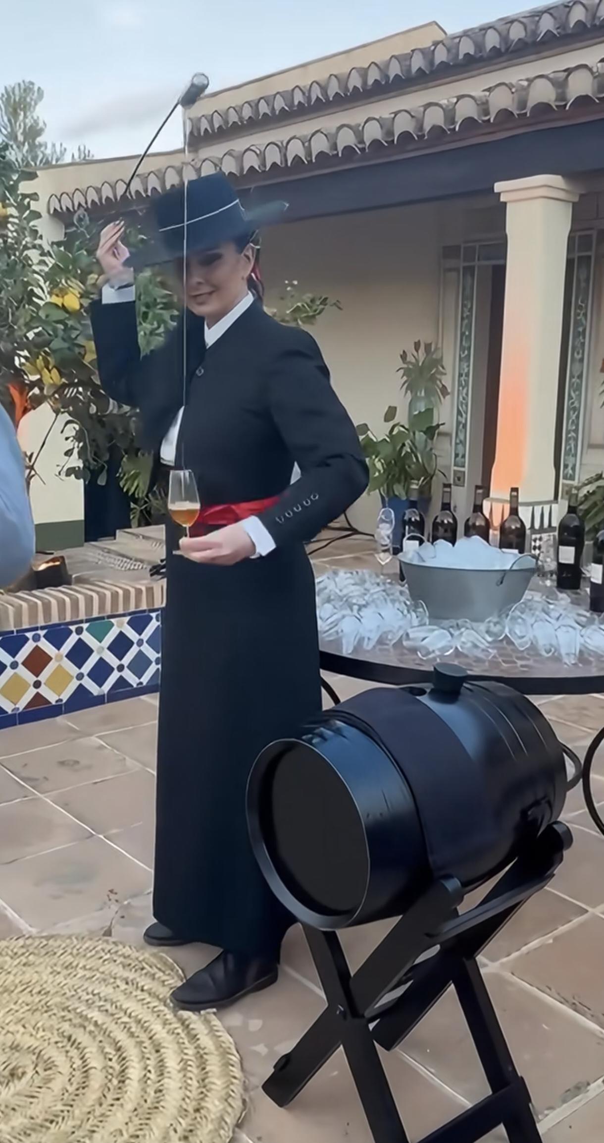 以前村里打酱油打醋打油...都是这样的，和大铜炉倒茶异曲同工。功夫酒，功夫茶，无