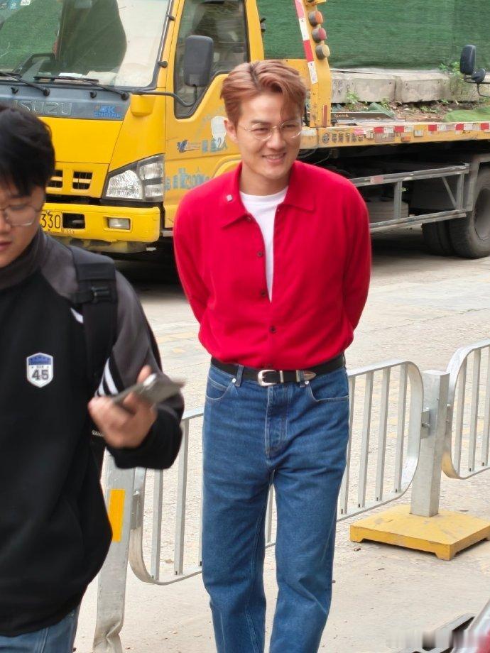 吴克群在公益的路上越走越远吴克群走到哪儿，就把温暖带到哪儿，跟土地连着，跟普通人