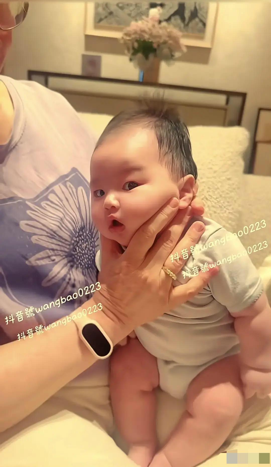 丽芳阿姨在给小汪宝做排气操，别人家婴儿抚触都是温柔轻揉，轮到小汪宝，直接解锁硬核