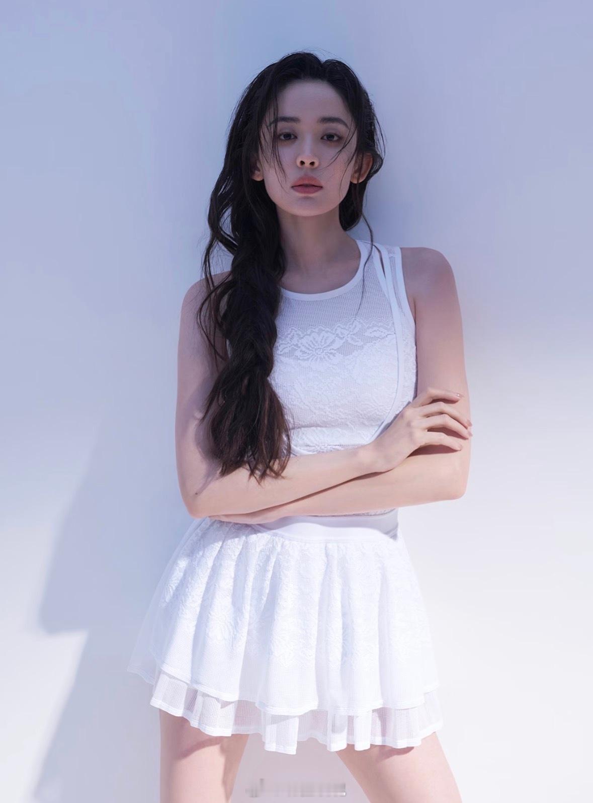 白裙运动风的娜扎。时尚芭莎珠宝藏着什么好东西呢！！速速发出来