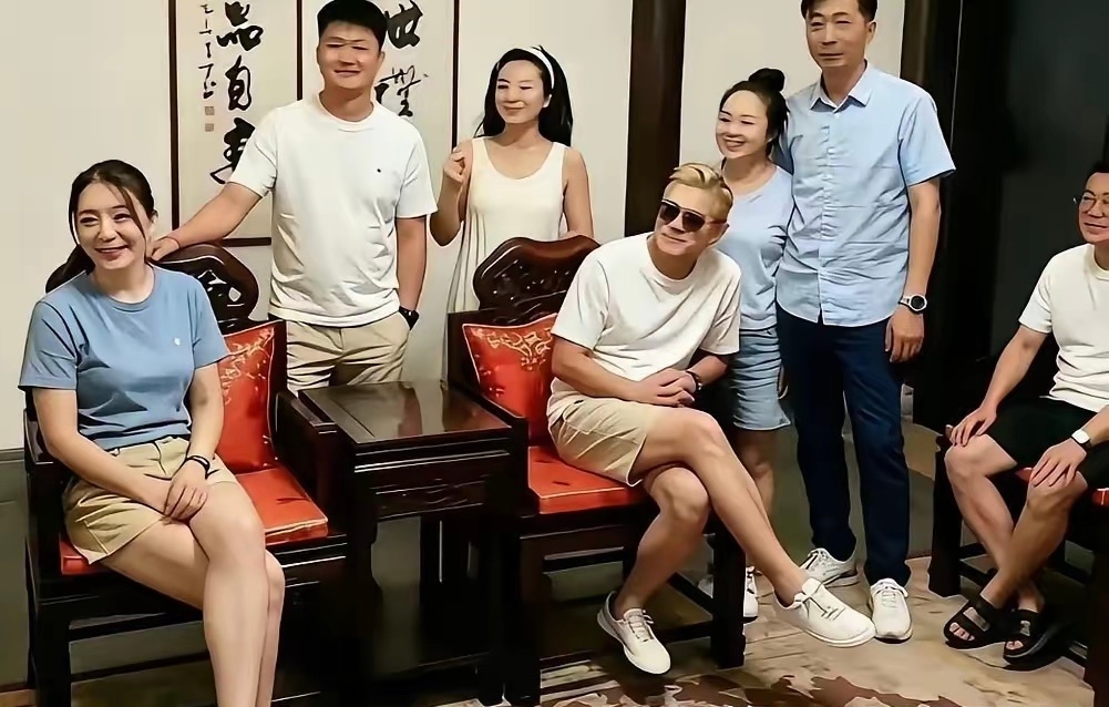 郭富城的地位太高了，就算是回了丈母娘家，也是坐在主位，真给“女婿圈”长脸了 ​​