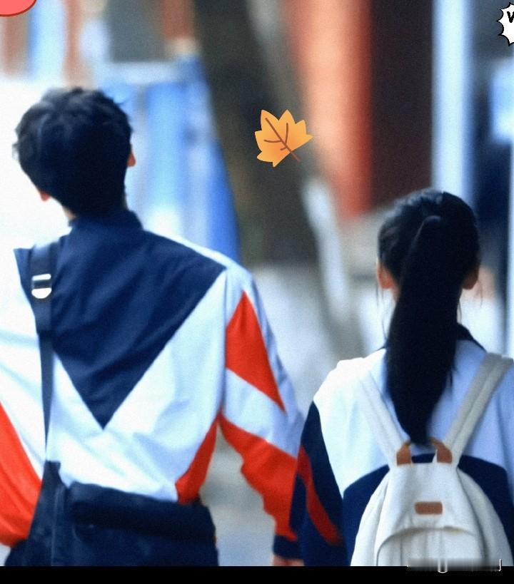 刷到家长群吐槽，放学巷口俩穿校服的孩子当众啃一起，那画面冲击力真比恐怖片还强。