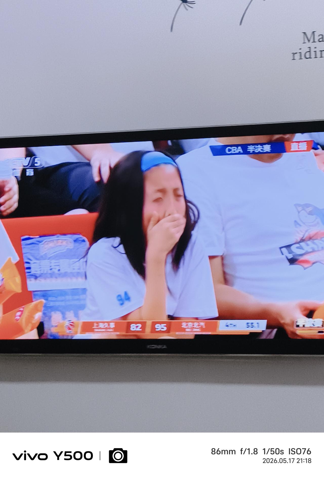 这是谁家的乖女孩？
津沪大战、半决赛两场，镜头常常定格在这个可爱的女孩身上，从女