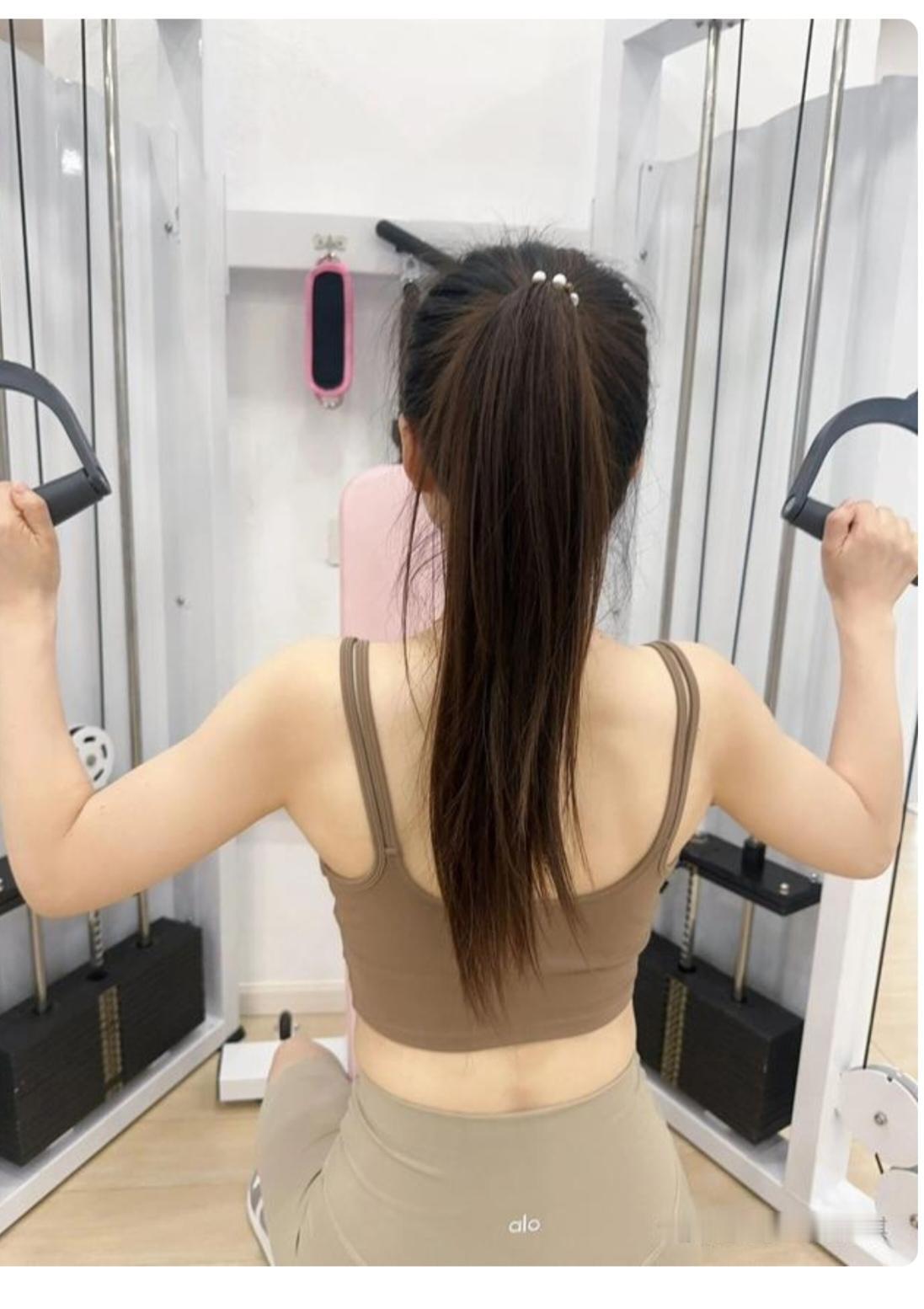 坚持呀！
现在健身美女多；
不是减腹就减腰；
健身确实是好事；
可是不能不坚持；