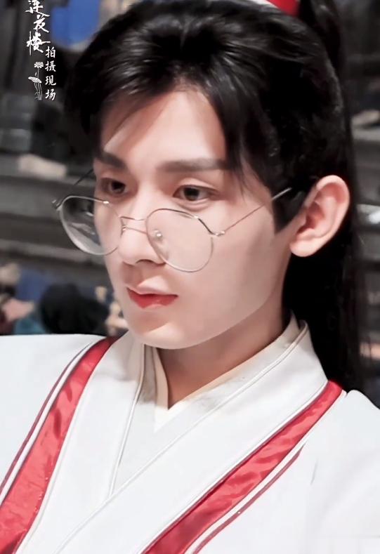 #成毅一秒白切黑##李莲花戴金丝眼镜#成毅的金丝眼镜适配度百分百！ ​​​