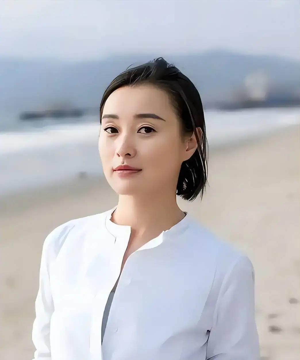 女演员吴越，
她现在面临的问题，
不是演技好不好，
也不是有没有戏拍，
而是她和