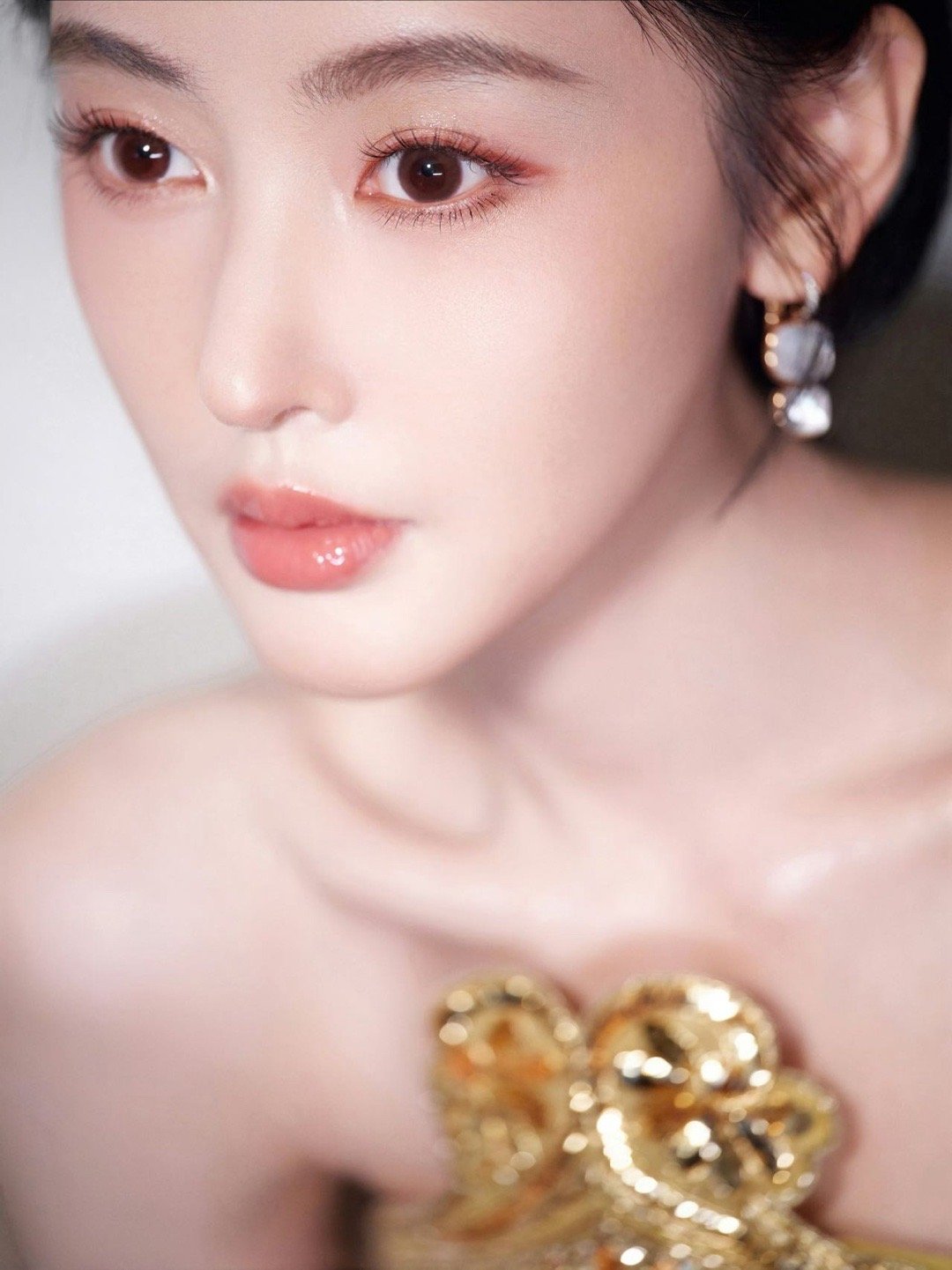 张天爱新电影把眼睛藏起来了张天爱新电影挑战盲人角色 以前看她演戏，眼神是武器。这