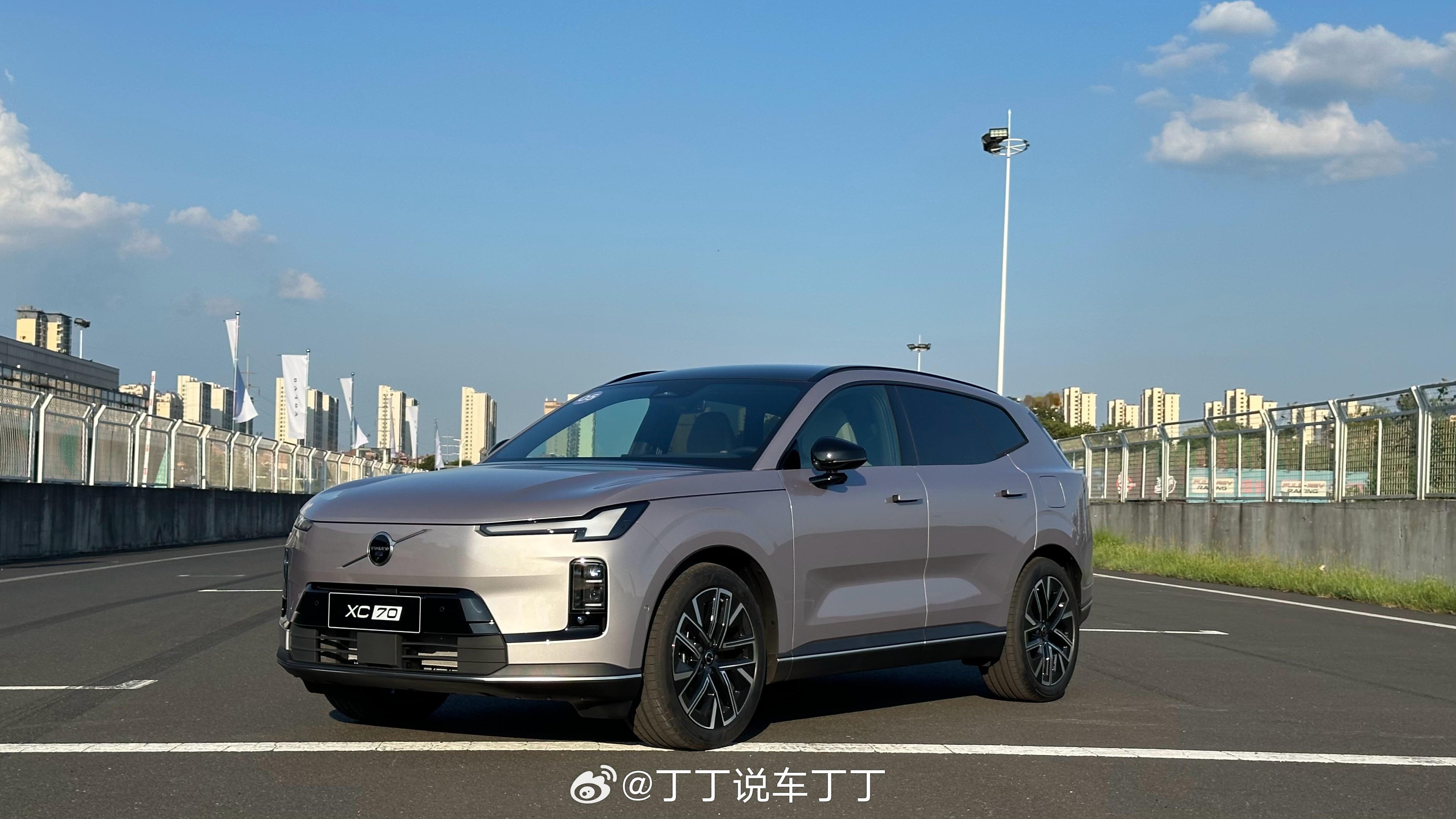 想买新能源，又怕没品牌底蕴；想买有品牌底蕴的传统豪华品牌新能源，又怕智能化不行，