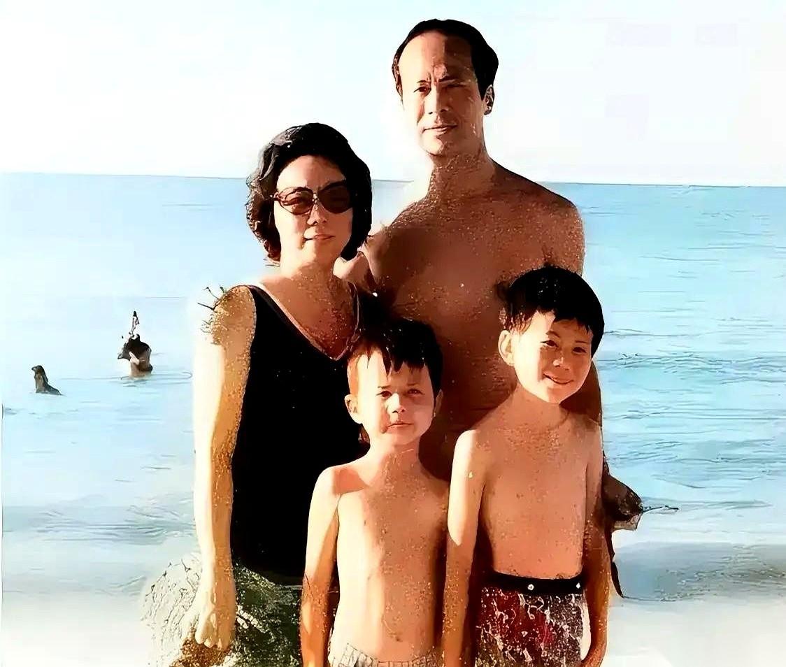 都说豪门深似海，但你看看70年代李嘉诚这一家子。
海边，沙滩，他一把搂着自己老婆