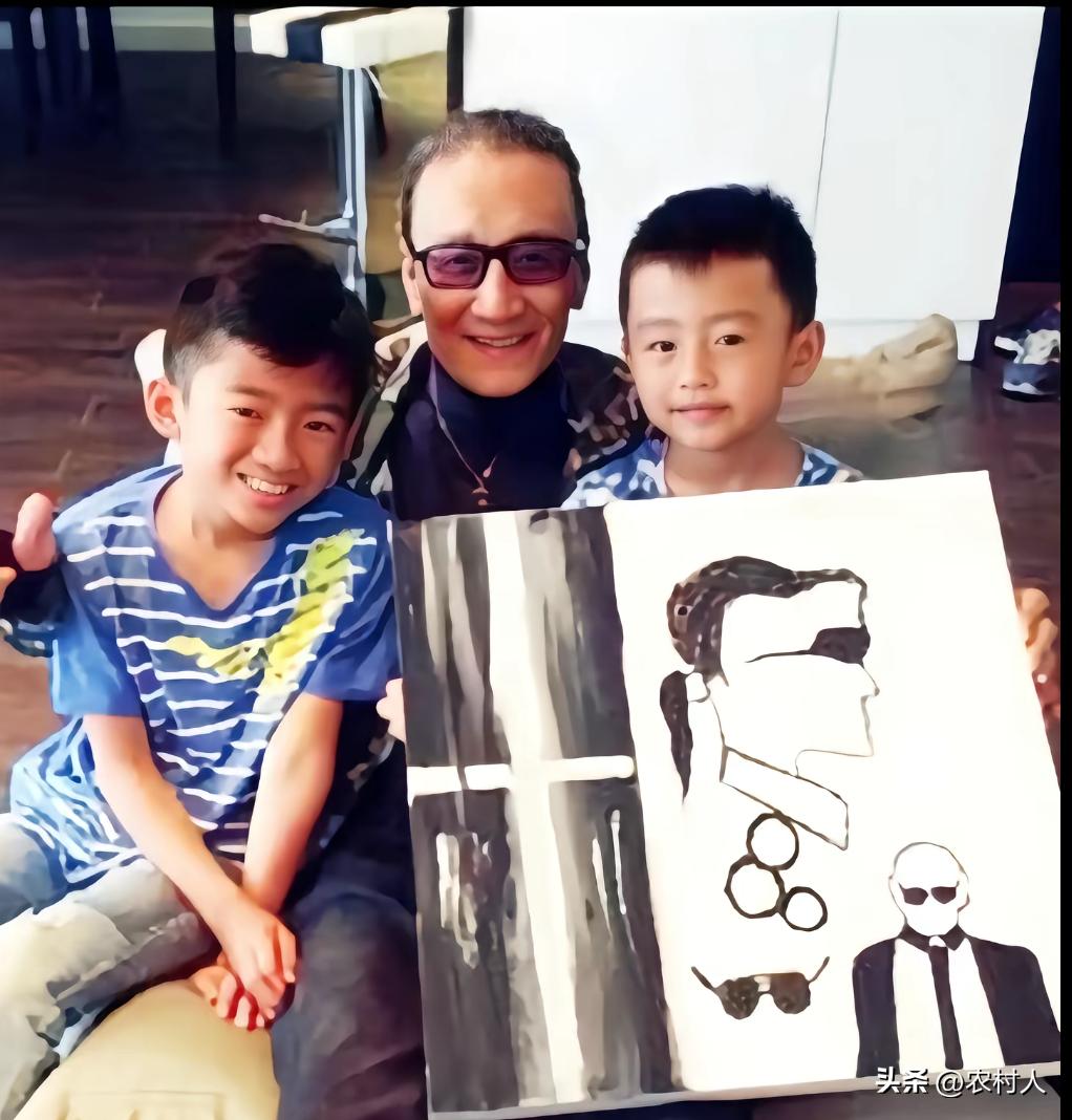 谢贤收到这幅画像十分开心，和两个孙子一同举画合影。谢贤生前十分疼爱这两个孙子，晚
