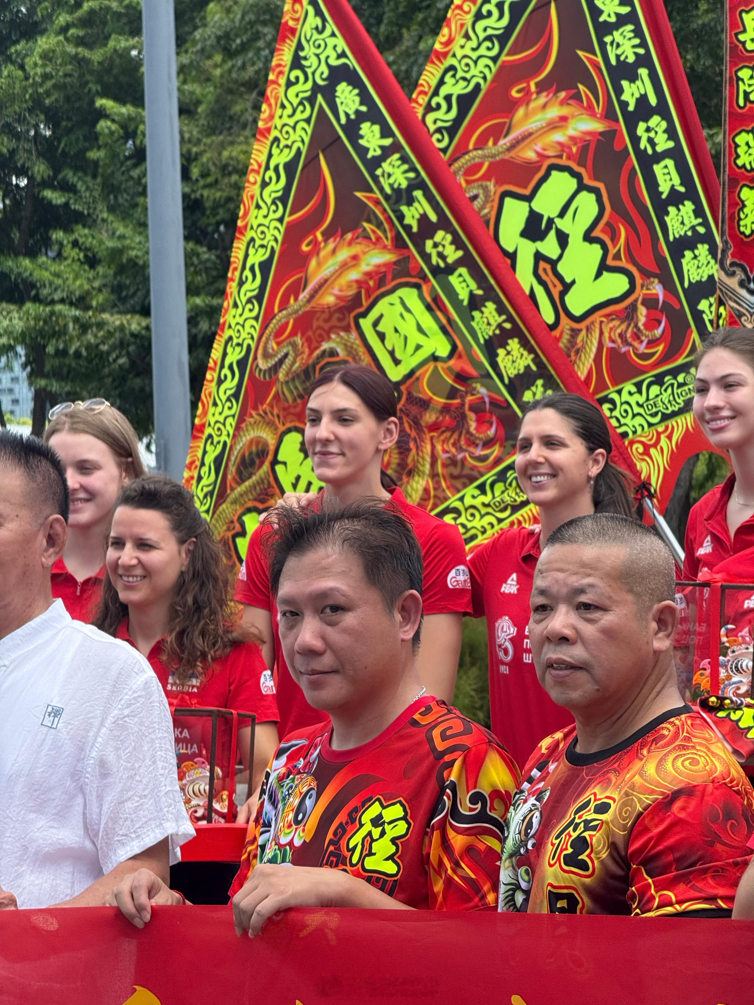 塞尔维亚女排打卡深圳摩天轮，现场有宝安非遗文化展示，感谢来自于微博观赛群小伙伴 