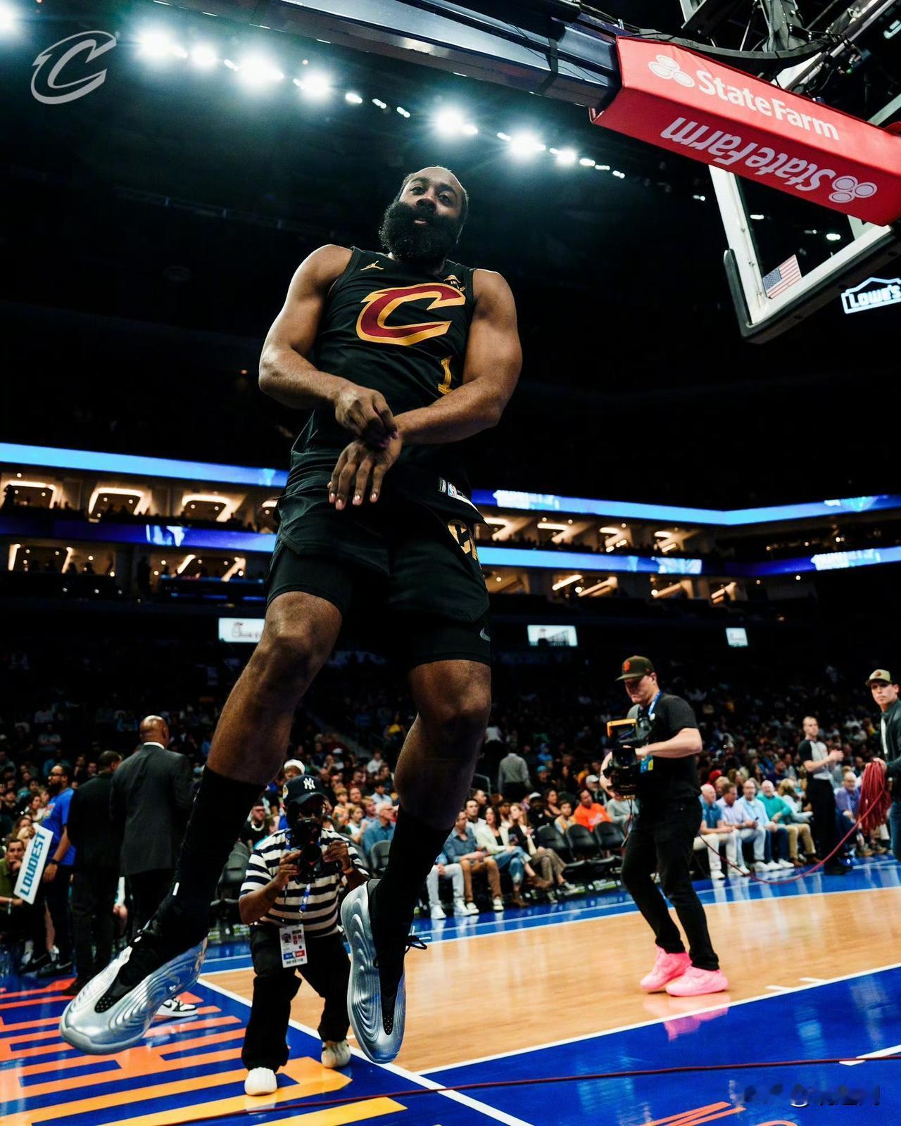 哈登NBA历史唯一！
能在加盟新球队前5场做到≥90分+≥40助攻+5战全胜的球