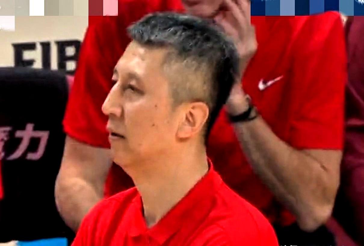 对韩国男篮打成这样，郭士强该下课了吧？
 

场上的队员眼睁睁看着李贤重在那儿投