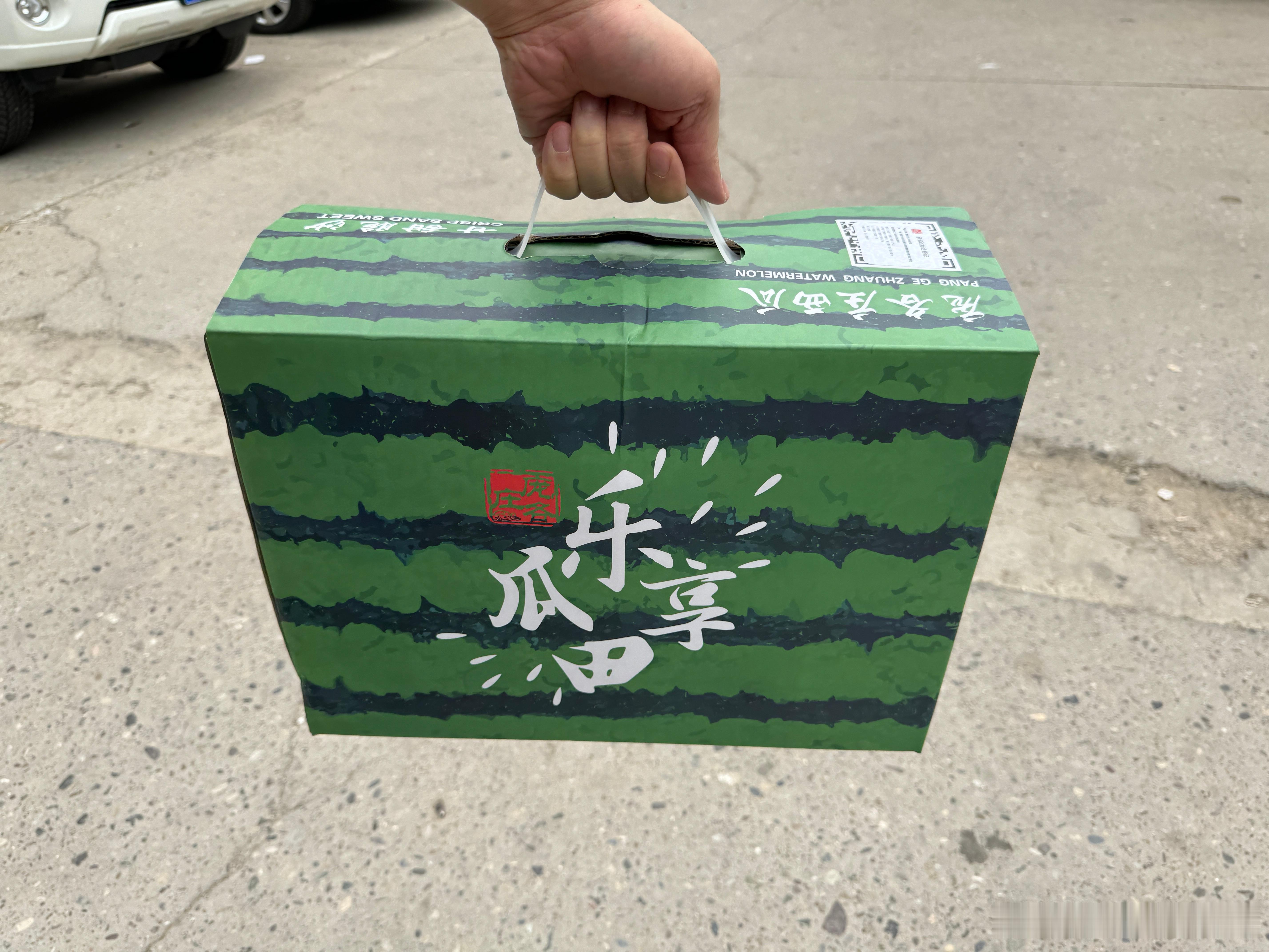 我每次剪头都找一个固定的理发师，因为可以不废话到了就剪。给我剪头这哥们儿是个00