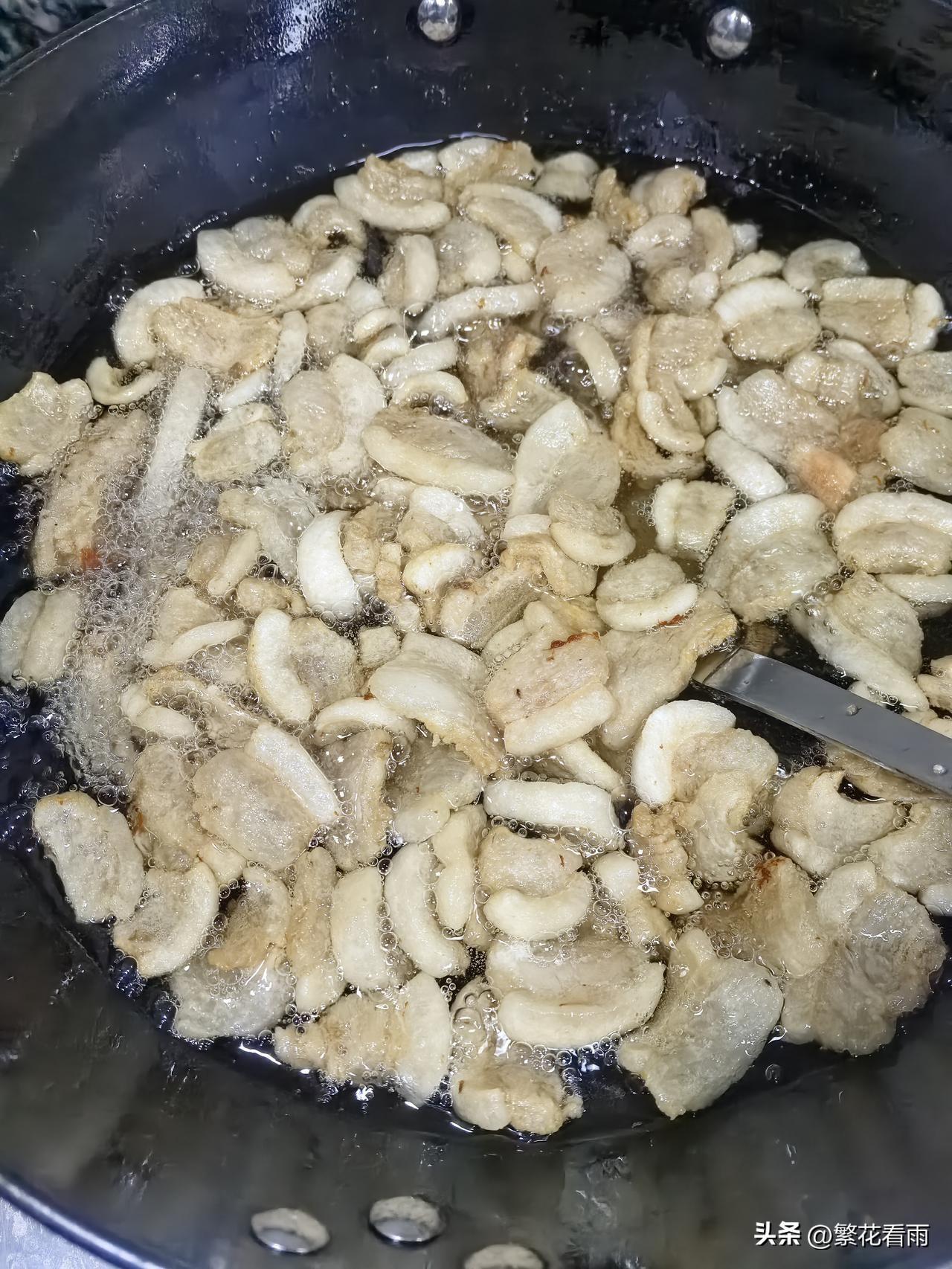 在川渝人的厨房里，总有一个专属的猪油罐子，不管是炒青菜、煮水煮鱼，还是下面条、煮