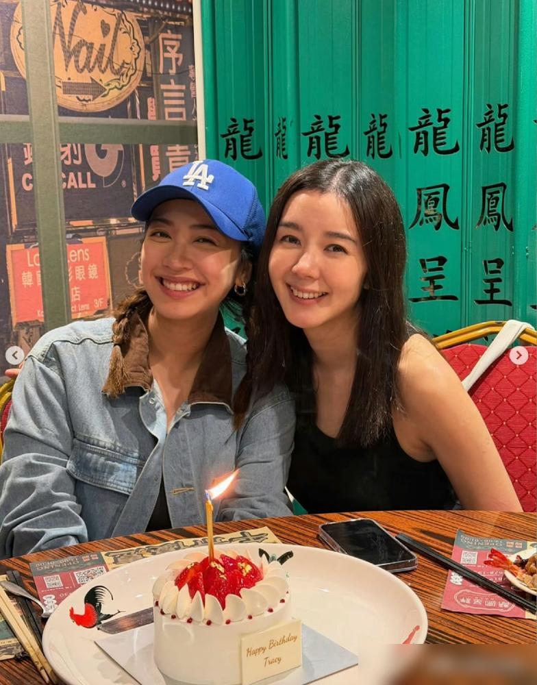 剑桥港姐麦明诗，前两天还在TVB高层乐易玲的生日宴上。

大合照，稳站C位。
