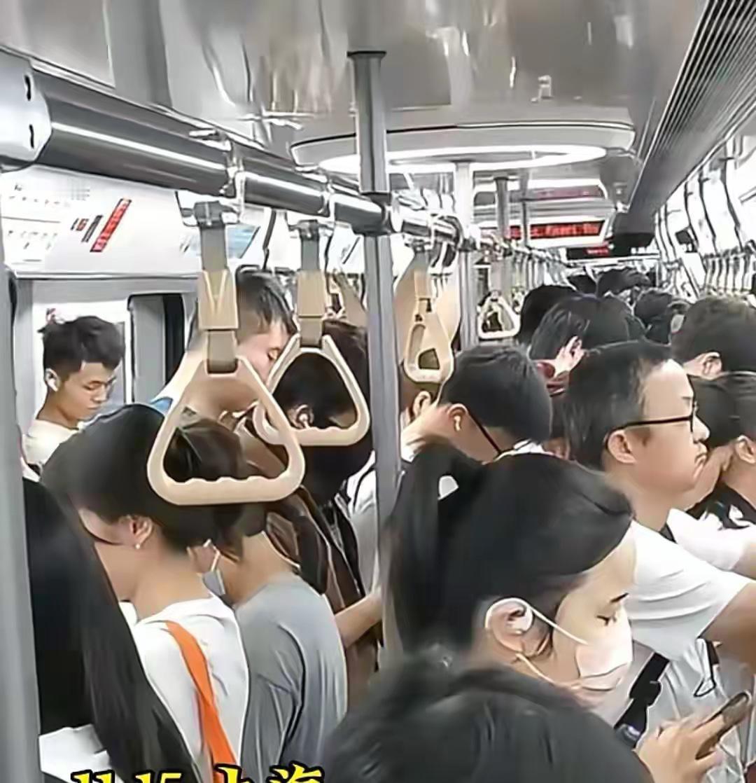 11月15日一条视频在网上火了，一名女子在上海早高峰的地铁上拿包占座，而在看到一