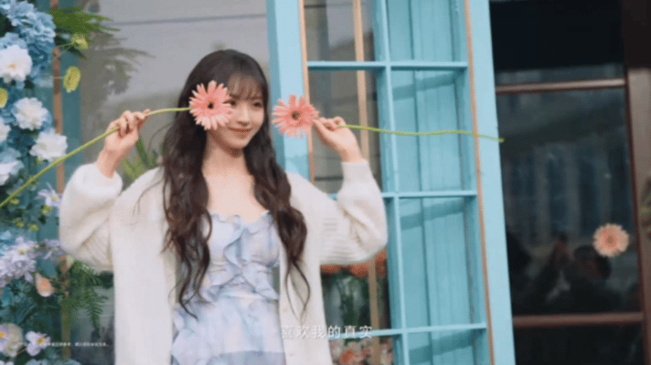 田曦薇今天我要告白 田曦薇捧着花奔跑的模样也太治愈了吧！冬日里的这份雀跃感直抵心