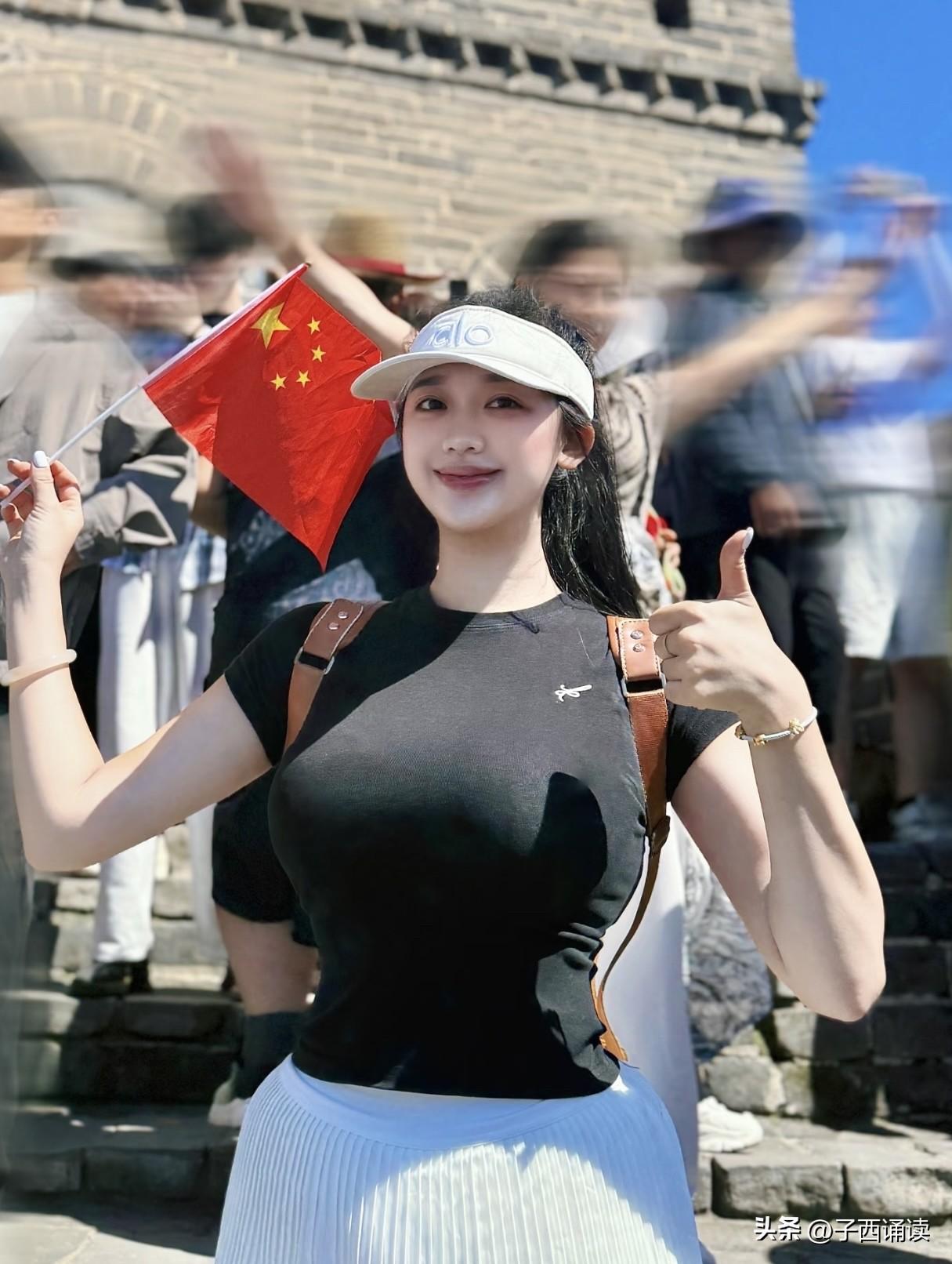 这姑娘的脸长的实在是太精致太好看了，但是和身子比起来显得太小了，是不是有种比例失