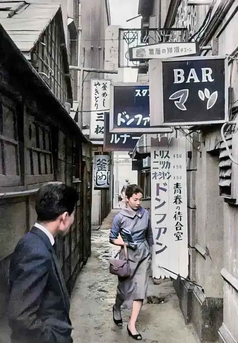 50年代的东京，一个年轻貌美的日本人妻走进“青春待合室”，光顾这里的都是美国大兵