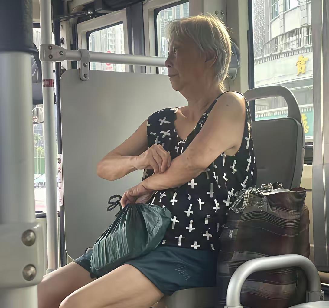 公交车上看见一幕，大家怎么看？
