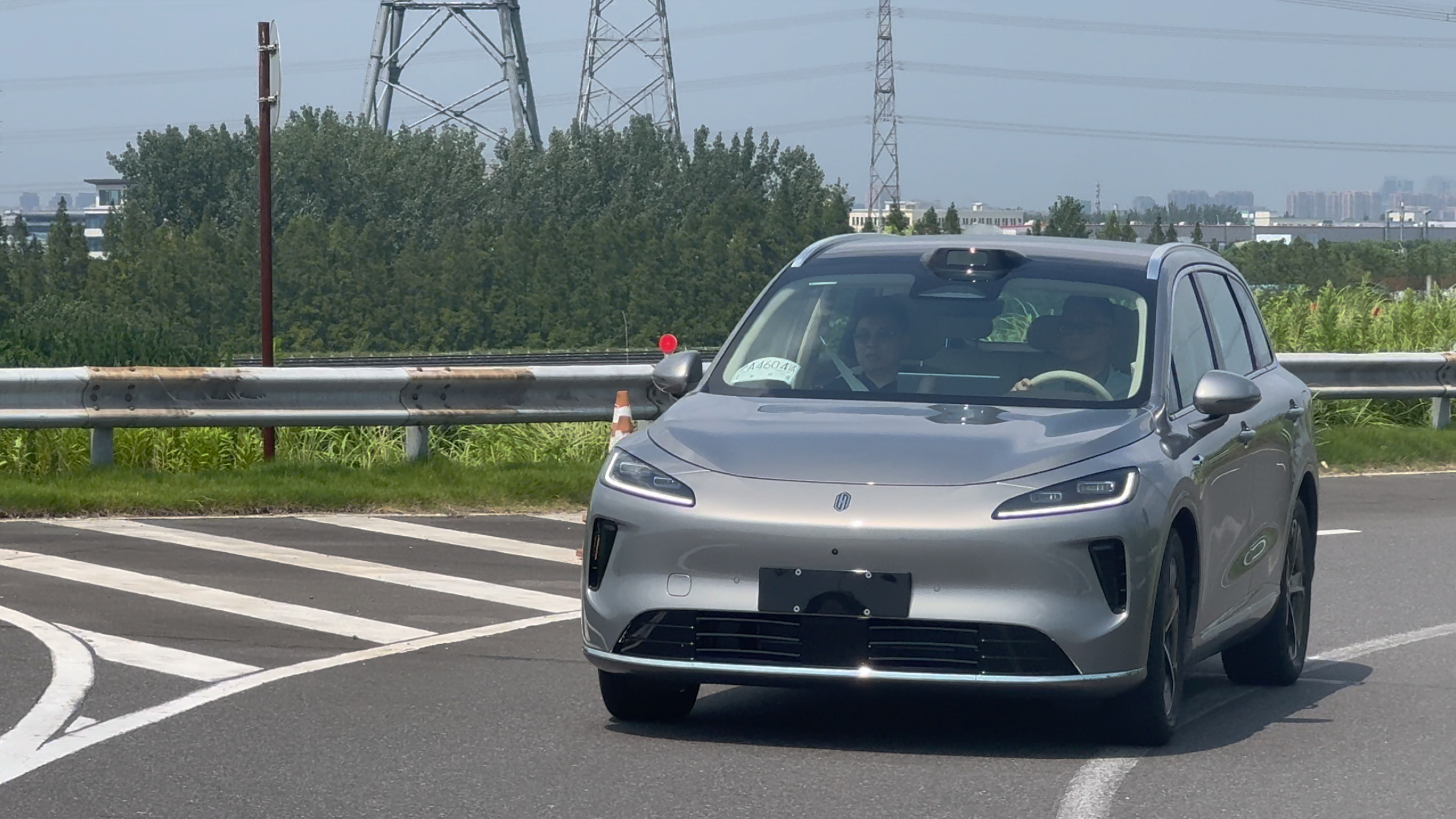 余承东亲测尚界H5贾健旭带余承东试驾尚界新车 看这个图，余总和上汽贾总在一块试驾