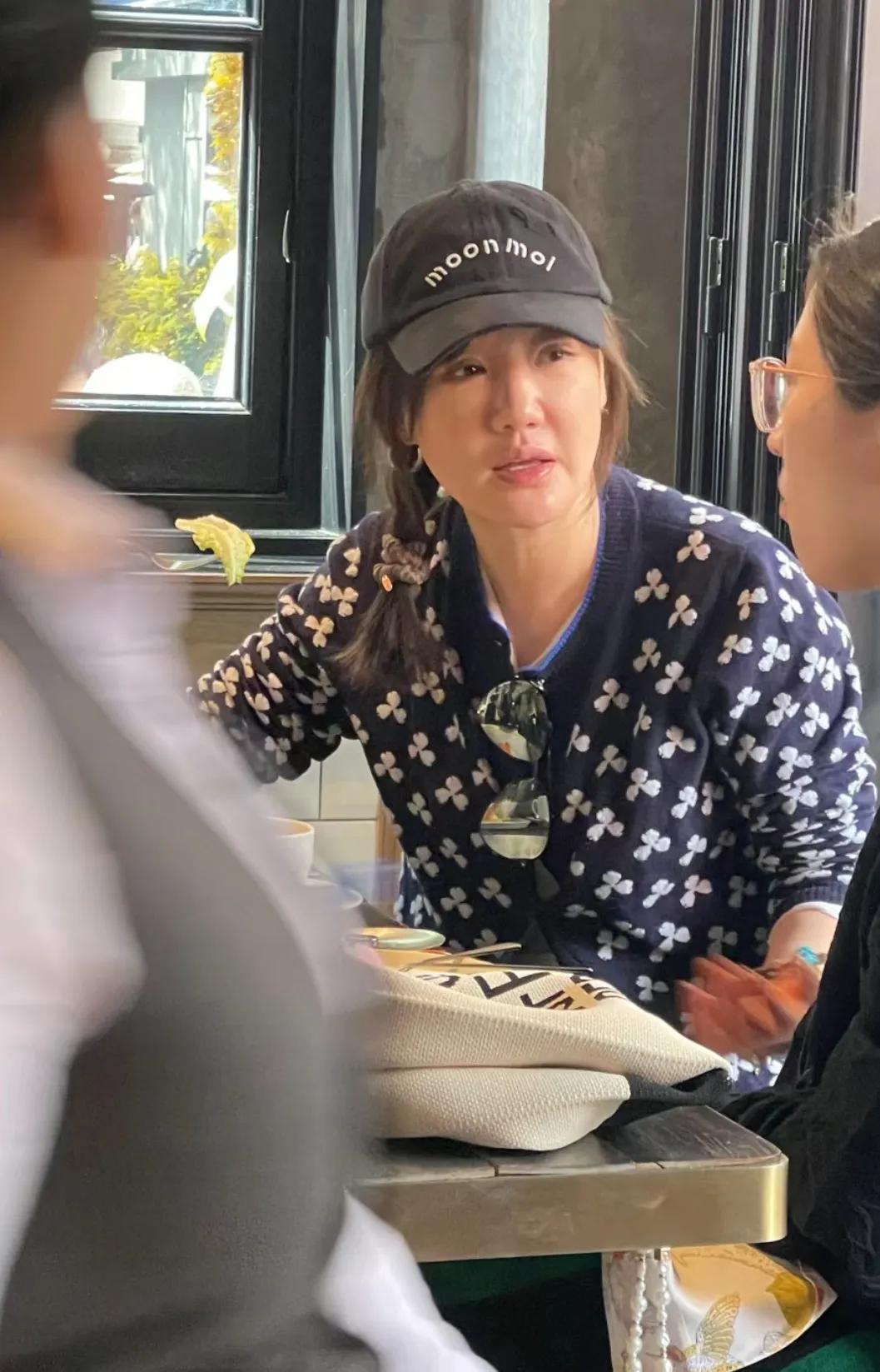 上海偶遇胡歌的前女友薛佳凝，当年的那个哈妹现在都45岁了，的确能看得出老的感觉了