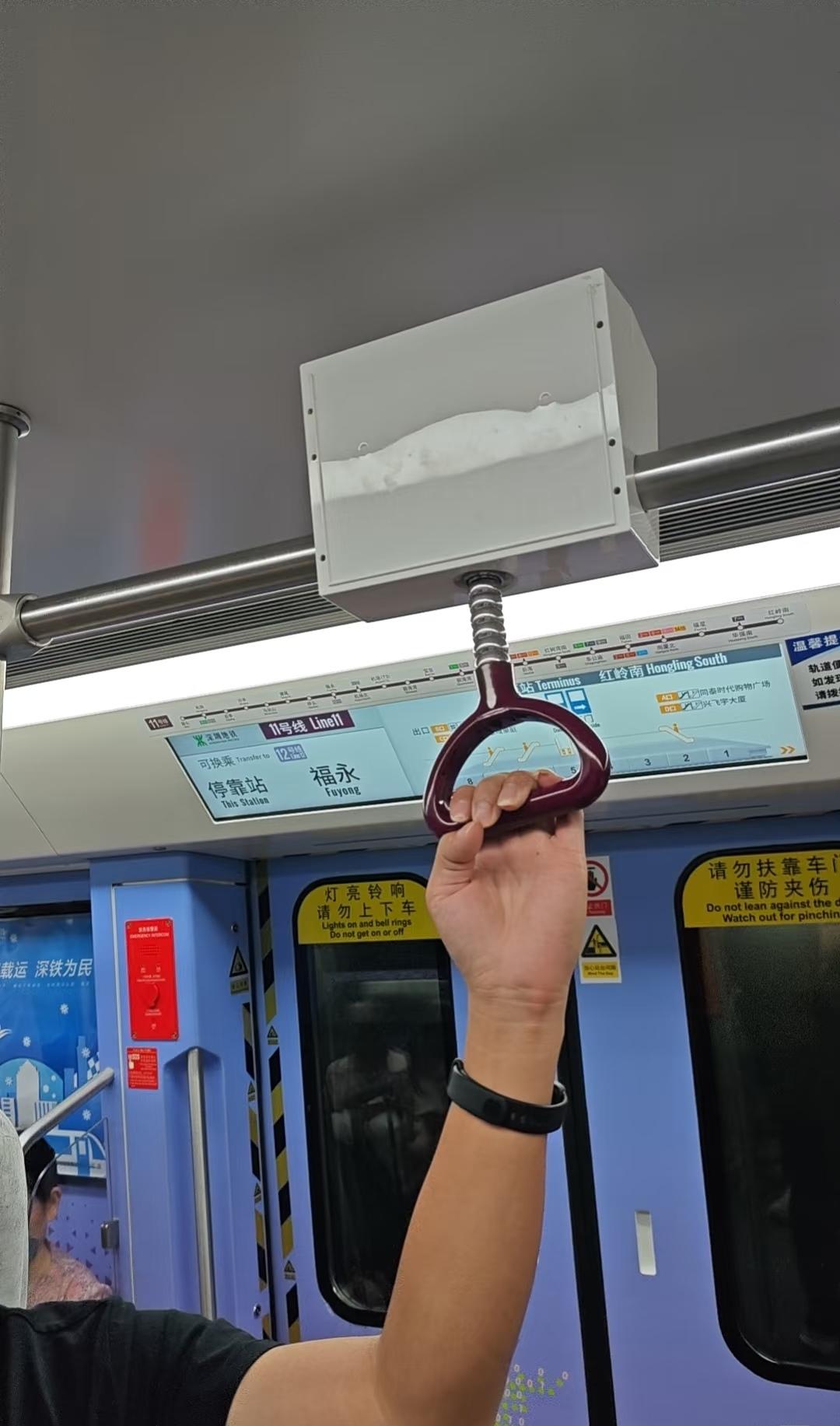 地铁上为什么有些人明知道自己有狐臭，还要穿无袖的衣服？深圳 地铁