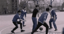 真的看怒了
这种行为实在太过分了
篮球场上最让人不齿的
从来不是输球
而是这种毫