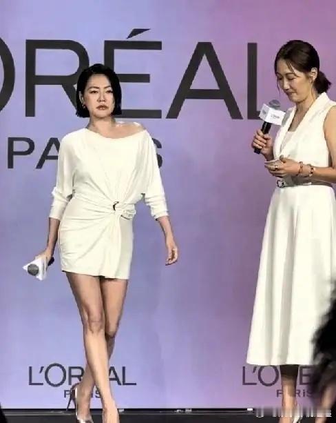 近50岁的小S又疯了，在节目里对着镜头猛冲，你是不是也忍不住翻白眼？她对着所有人