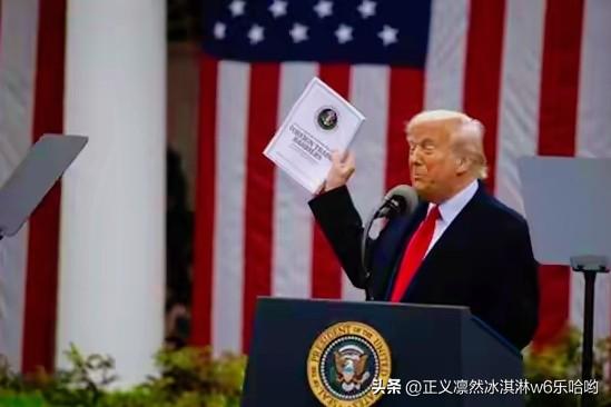 有博主称经济问题在拖特朗普后腿，这说法不无道理。经济学家就指出特朗普是“混乱和困