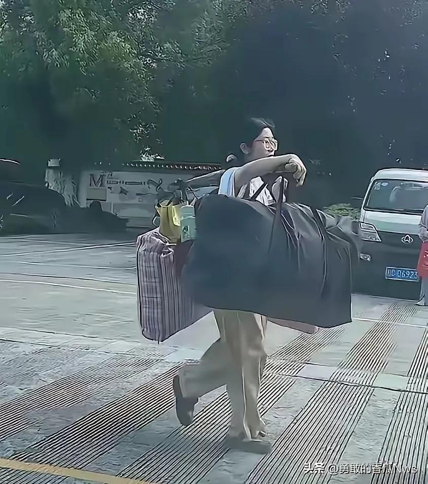 王铎：挑行李回家的“高考女生”

这张照片，就是被称之为高考之后，自己挑着行李回