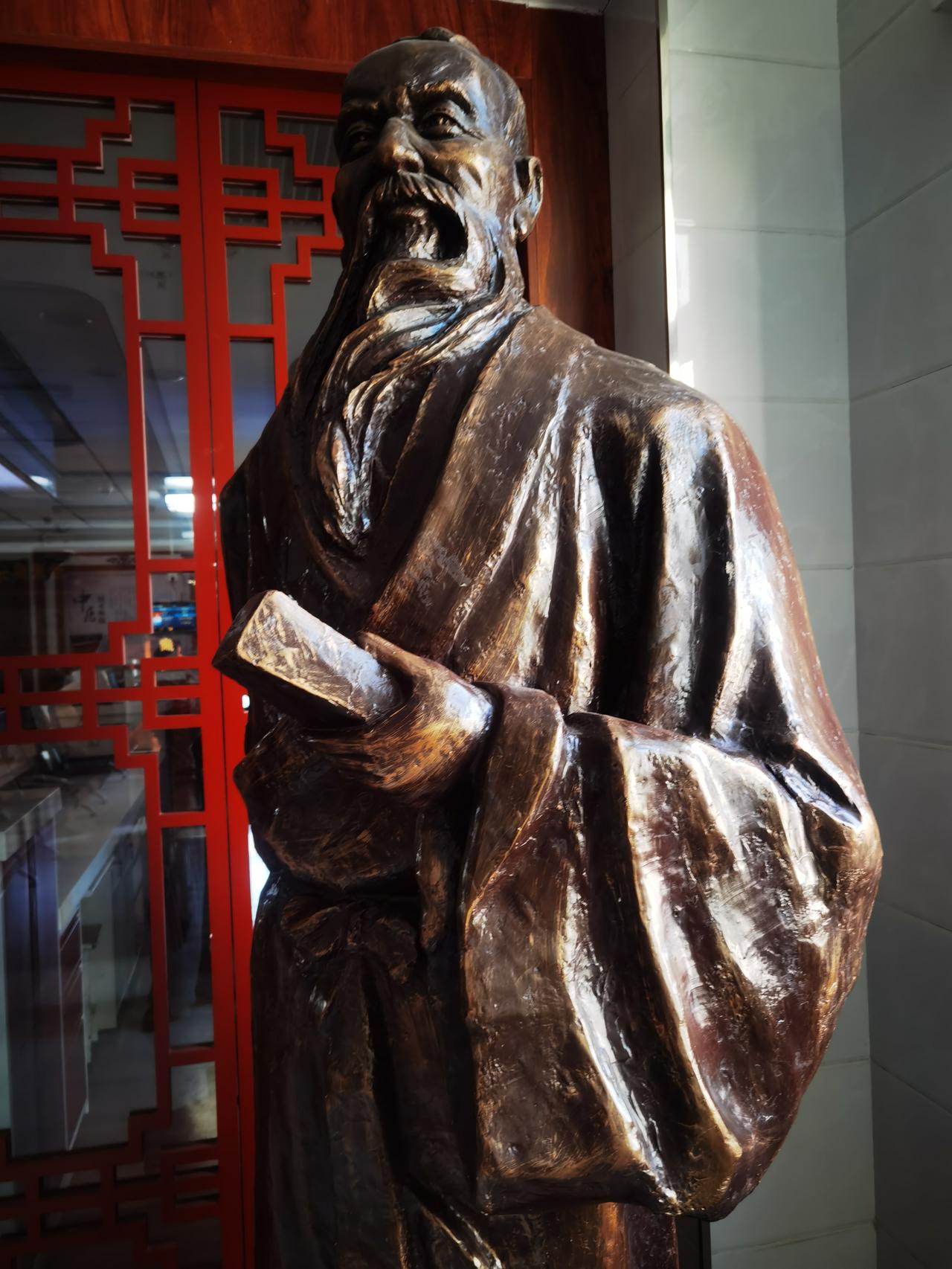 区别普通头痛和急症头痛的重要性
以前上学时有个同学经常头痛，痛的时候让我们帮她使