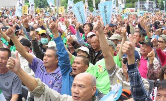 当年我们拼了命反 “台独” 喊到嗓子冒烟！如今这帮死硬独派居然摇身变统派？翻脸比