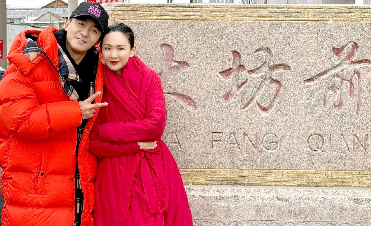 著名演员郭晓东，带着老婆回山东临沂莒南大坊前村过年！夫妻俩同穿红羽绒服出镜，格外