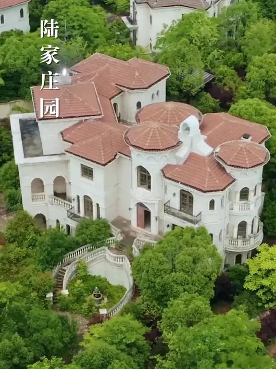 短剧过半的霸总都住在这里，很难不怀疑这个是不是导演买的素材，就像视频剪辑up主用