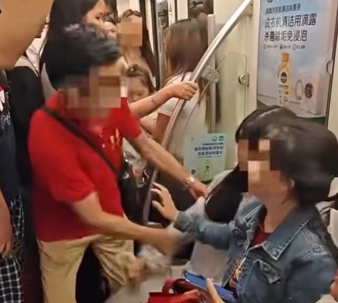 对他人的体谅和敬畏不止一人，给我发了成都地铁上，红衣老人强拽女孩让座的视频。有的