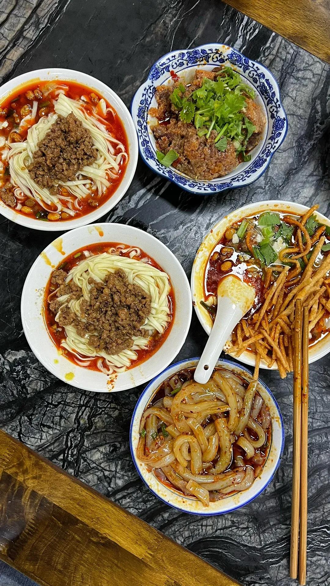 成都，必吃榜！推荐给外地朋友

今天的午饭来得有点早
天气变冷就好需要各种碳水来