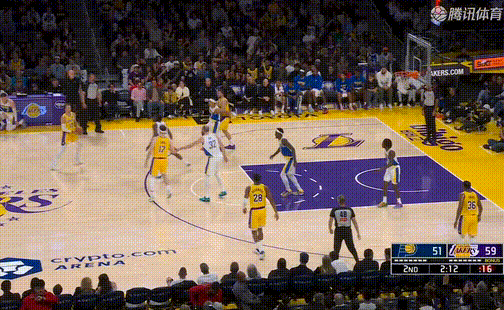 肯纳德表面是射手，实际上还能当战术发起点（文森特当初也有这个卖点，干的一般）步行